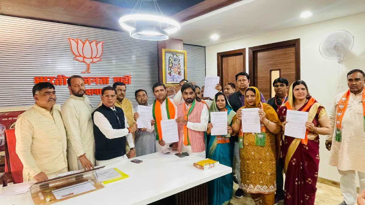 नगर निगम चुनाव: पार्षद प्रत्याशियों को मंत्री ने सौंपे पार्टी सिंबल