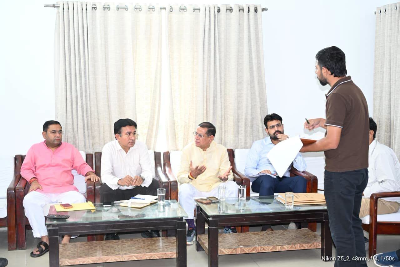 आज फरीदाबाद सर्किट हाउस में नगर निगम के अधिकारियों के साथ समीक्षा बैठक की।